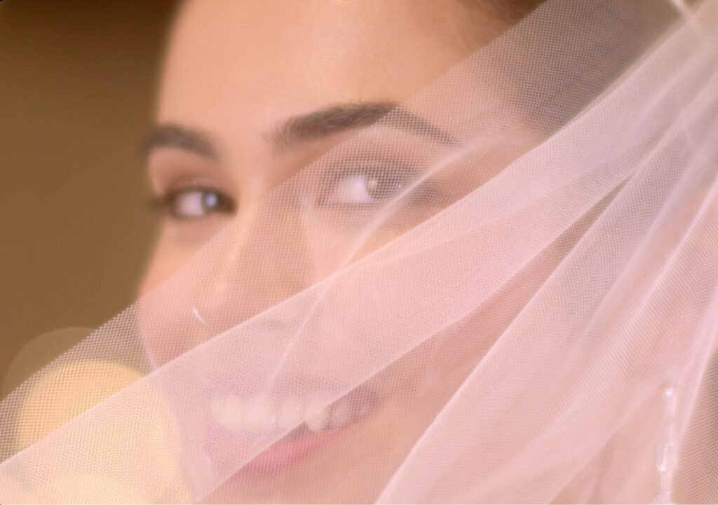 Vriendinnen kiezen bruidsjurken | Poirier x Weddingworld x 709FILMS Twee vriendinnen passen bruidsjurken bij Weddingworld, vastgelegd door 709FILMS