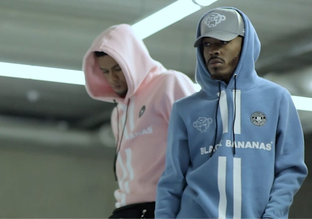 Jongeren met Black Bananas Kleding | Positieve Energie Black Bananas kleding en accessoires in actie, vastgelegd in een energieke video door 709FILMS