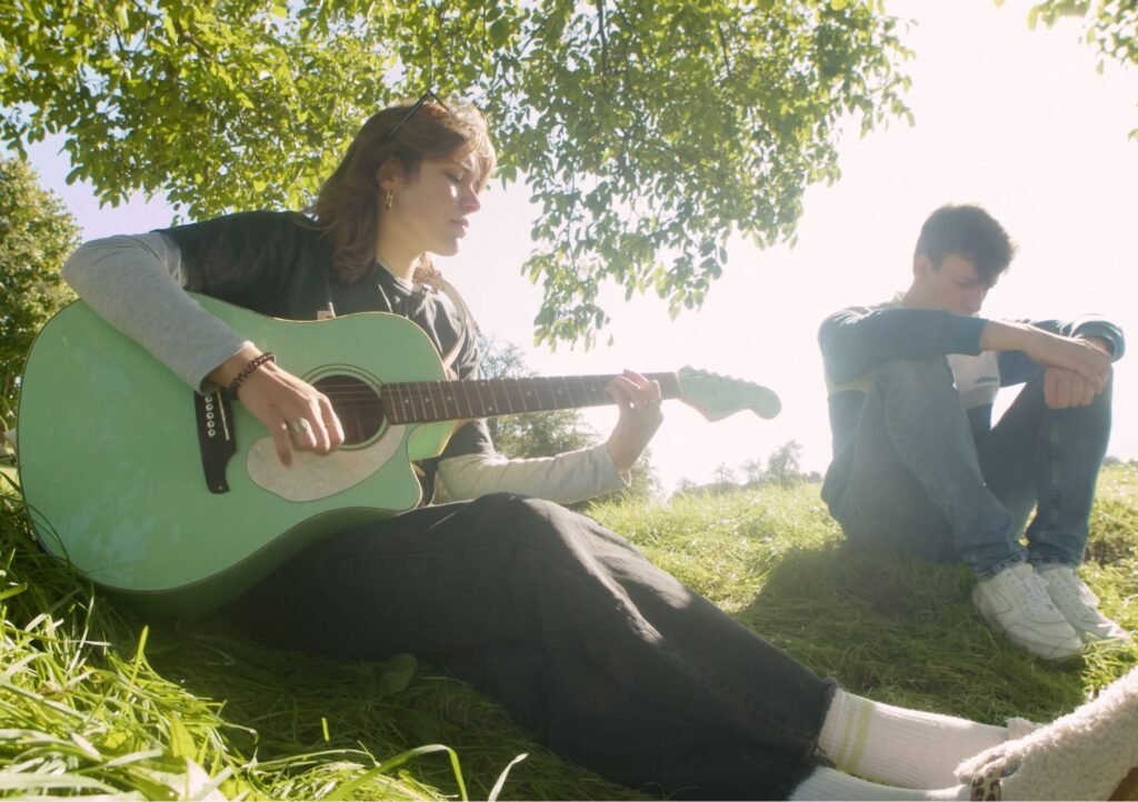 Muzikant in actie tijdens Makersweekend | Videoproductie 709FILMS Een muzikant speelt tijdens het Makersweekend van Pop in Limburg, gefilmd door 709FILMS.