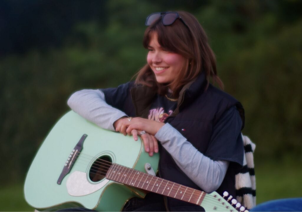 Muzikant in actie tijdens Makersweekend | Videoproductie 709FILMS Een muzikant speelt tijdens het Makersweekend van Pop in Limburg, gefilmd door 709FILMS.