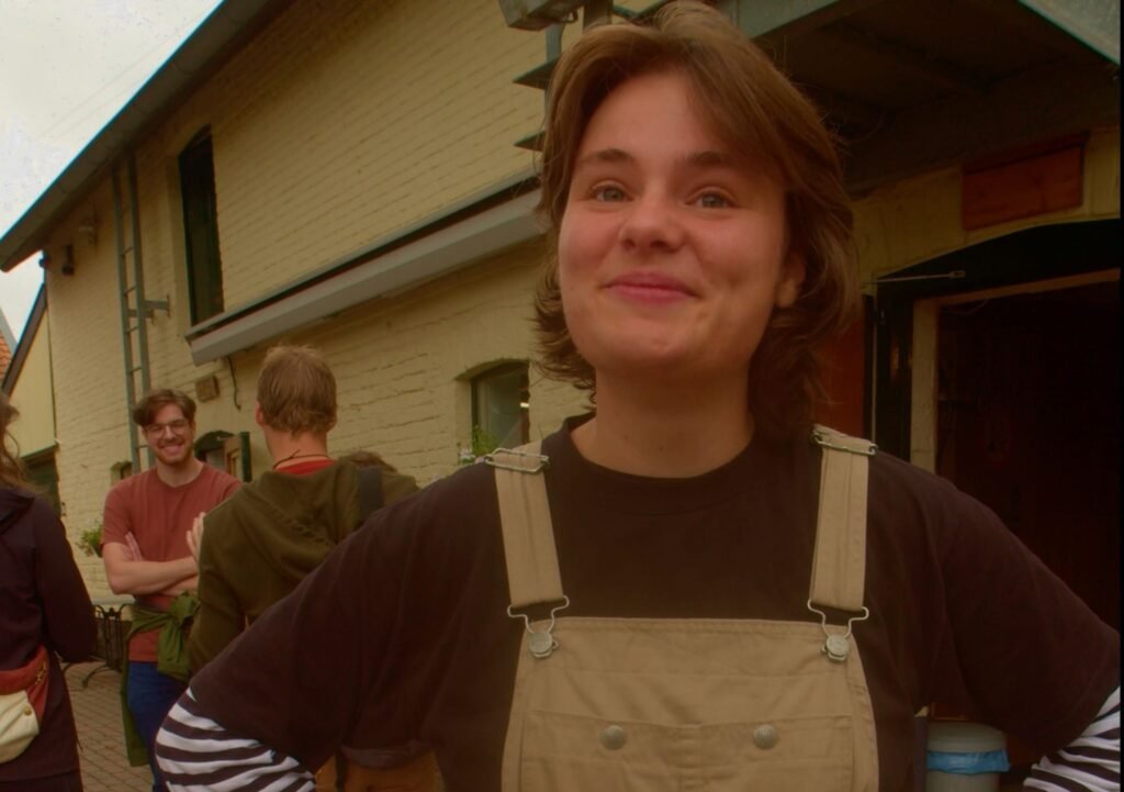 Muzikant in actie tijdens Makersweekend | Videoproductie 709FILMS Een muzikant speelt tijdens het Makersweekend van Pop in Limburg, gefilmd door 709FILMS.