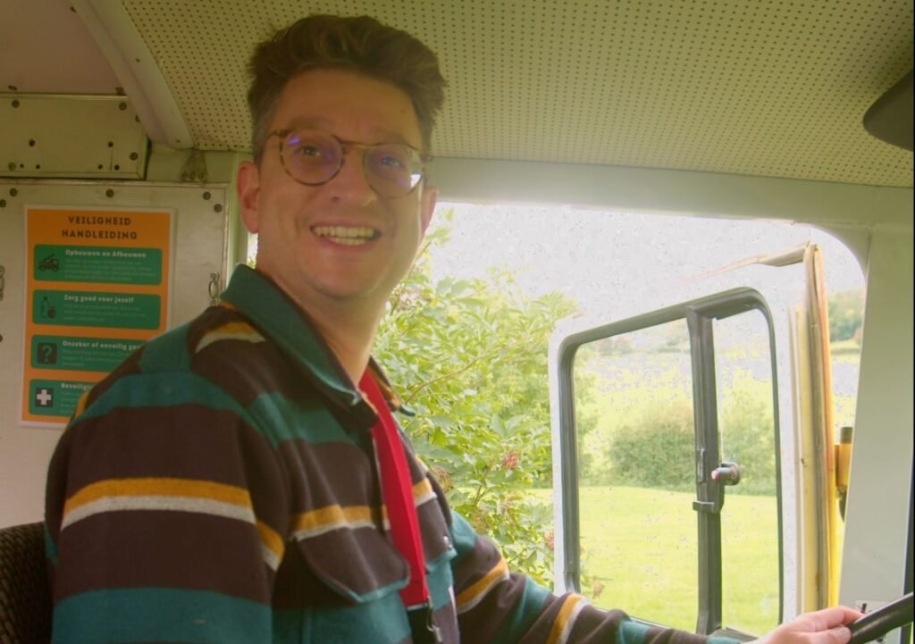 Muzikant in actie tijdens Makersweekend | Videoproductie 709FILMS Een muzikant speelt tijdens het Makersweekend van Pop in Limburg, gefilmd door 709FILMS.