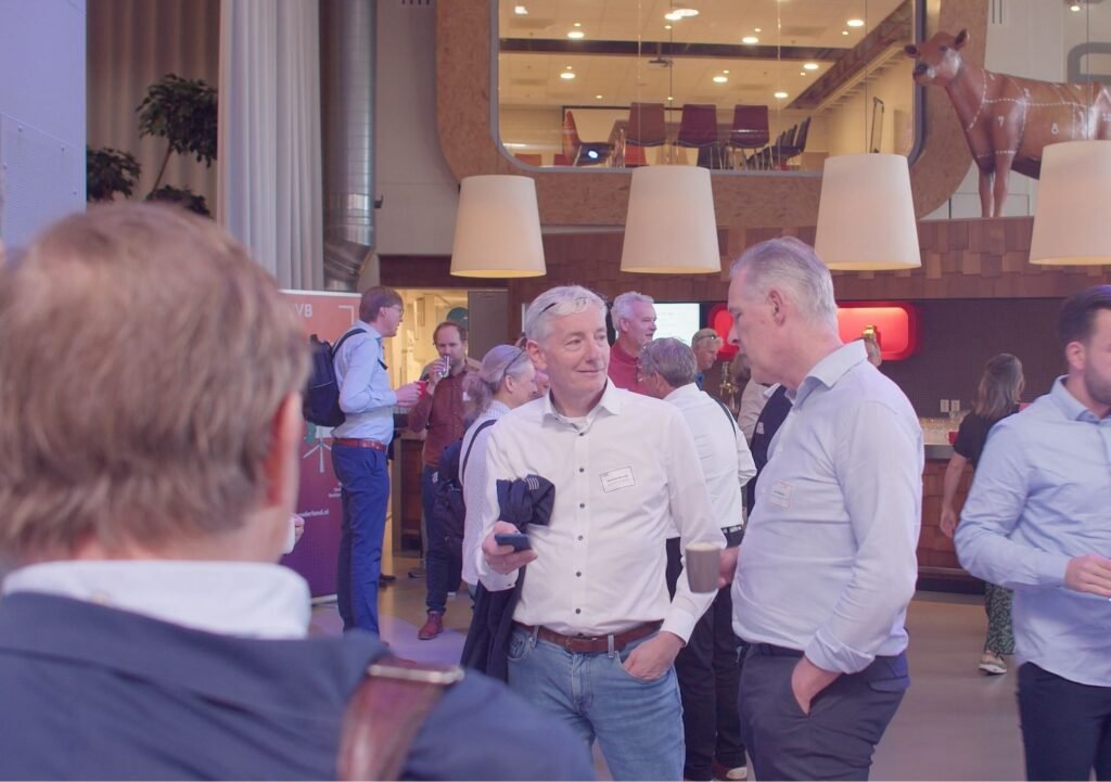 Netwerken en Innovatie PVB Nederland Jaarevent | 709FILMS Deelnemers netwerken en bespreken verduurzamingsstrategieën tijdens het PVB Nederland Jaarevent, gefilmd door 709FILMS.