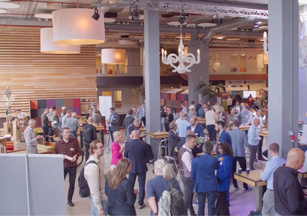 Netwerken en Innovatie PVB Nederland Jaarevent | 709FILMS Deelnemers netwerken en bespreken verduurzamingsstrategieën tijdens het PVB Nederland Jaarevent, gefilmd door 709FILMS.
