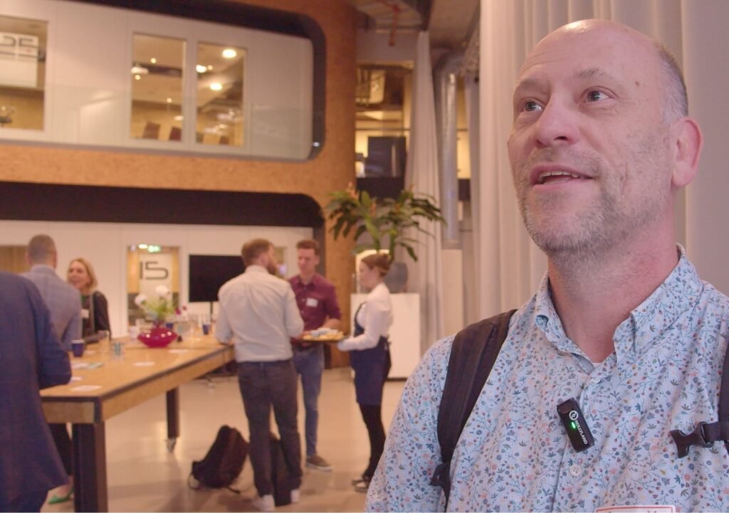 Spreker PVB Nederland Jaarevent | Innovatie in Verduurzaming Spreker tijdens PVB Nederland Jaarevent bespreekt verduurzaming van bedrijventerreinen, vastgelegd door 709FILMS.