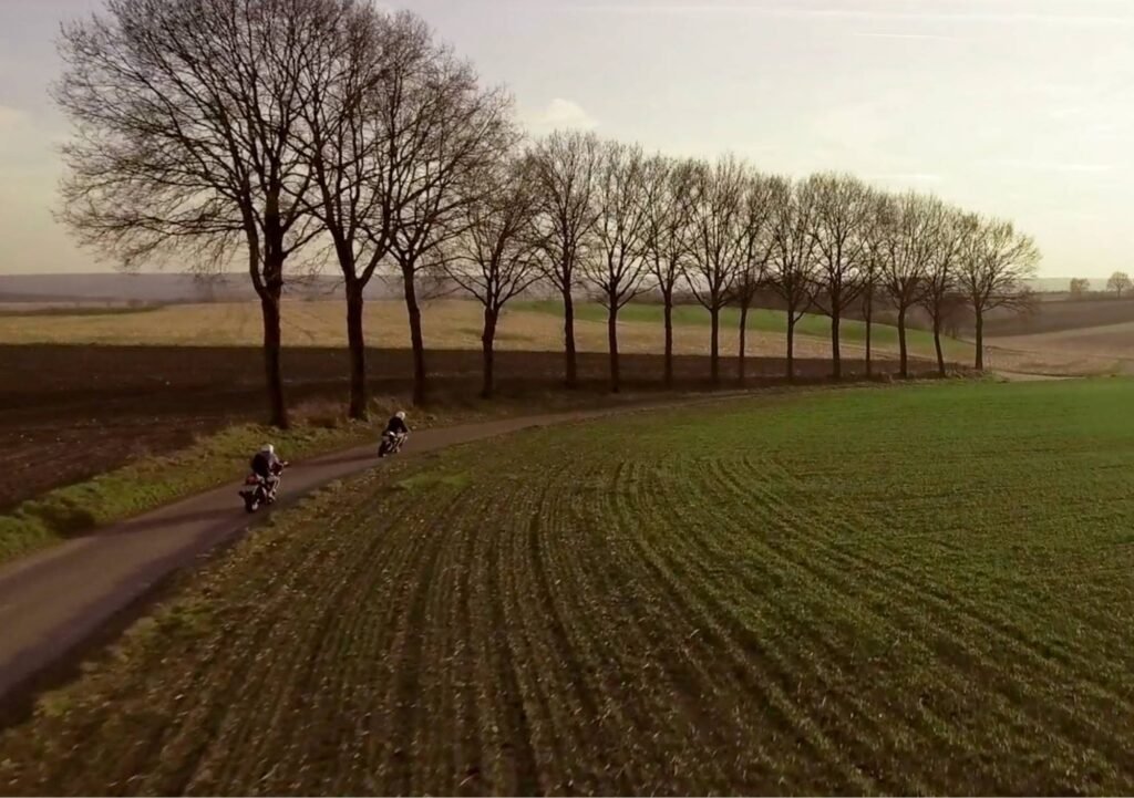 Zonsondergang boven de Limburgse heuvels | 709FILMS Glooiende heuvels van Limburg bij zonsondergang, vastgelegd in Ride Into the Sun door 709FILMS.