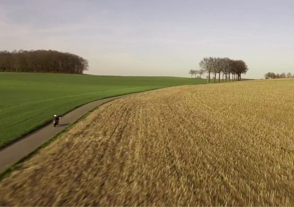 Zonsondergang boven de Limburgse heuvels | 709FILMS Glooiende heuvels van Limburg bij zonsondergang, vastgelegd in Ride Into the Sun door 709FILMS.