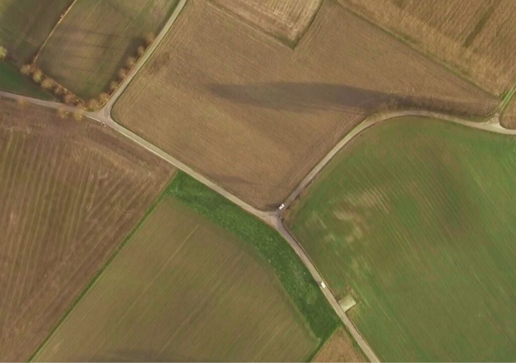 Zonsondergang boven de Limburgse heuvels | 709FILMS Glooiende heuvels van Limburg bij zonsondergang, vastgelegd in Ride Into the Sun door 709FILMS.