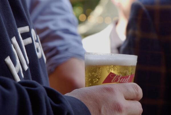 Netwerken met ondernemers onder het genot van bier bij ON12, vastgelegd door 709FILMS.
