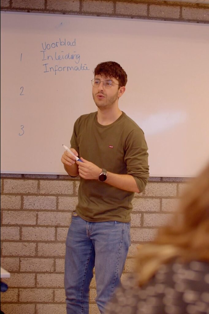 Promotievideo van Compass middelbare school, gemaakt door 709FILMS, die de persoonlijke aanpak en kleinschaligheid benadrukt.