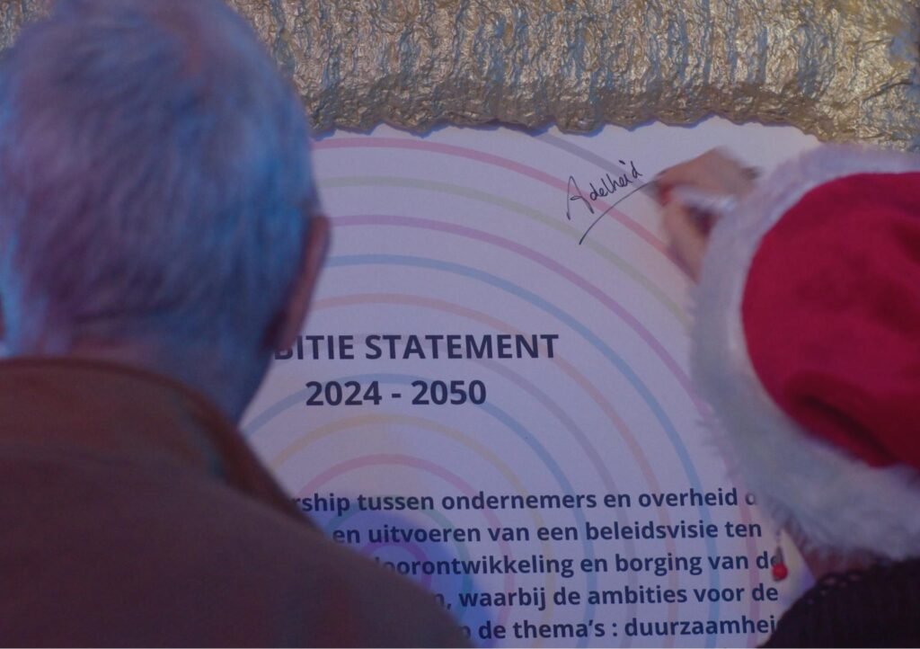 Kerstborrel ON12 2023 Video | 709FILMS 709FILMS filmde de kerstborrel van ON12 in 2023 en legde de sfeer en energie van dit evenement vast in een professionele video voor bedrijven.