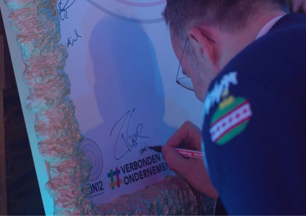 Kerstborrel ON12 2023 Video | 709FILMS 709FILMS filmde de kerstborrel van ON12 in 2023 en legde de sfeer en energie van dit evenement vast in een professionele video voor bedrijven.